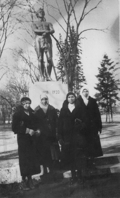 Neli naist vabadussõja samba juures
