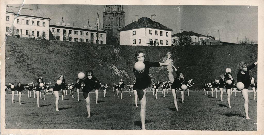 Tartu II spordimängud. Võimlejad esinemas TRÜ staadionil. 1965.a.