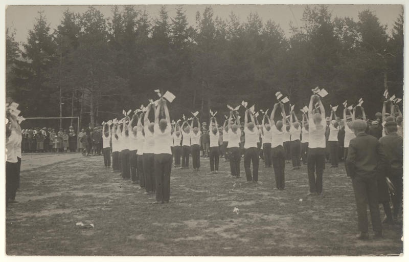 Harku koloonia võimlejad Keilas kihelkondlikul lastepeol
