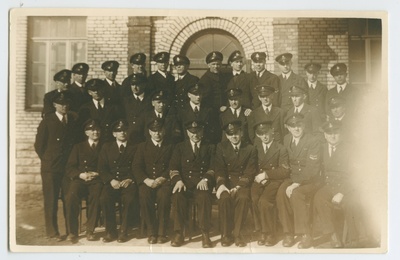 Mereväe üleajateenijate täienduskursusel osalenud Mereväe õppekompanii hoone ees 1933.a.  duplicate photo