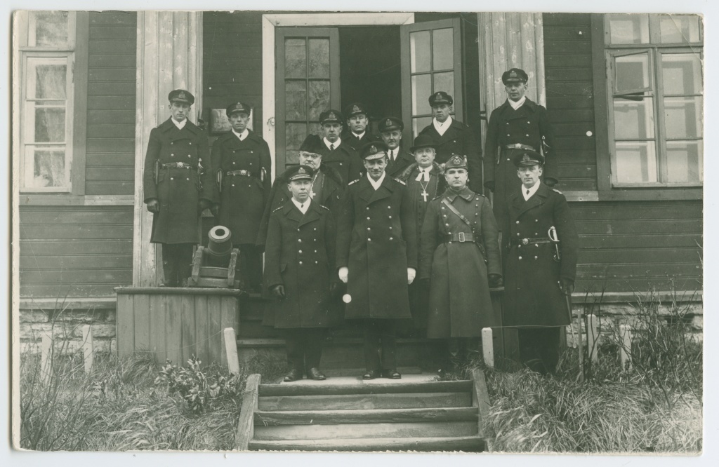 Eesti merejõudude juhataja admiral Salza koos ohvitseridega Mereväe ekipaaži hoone ees 1928.a.