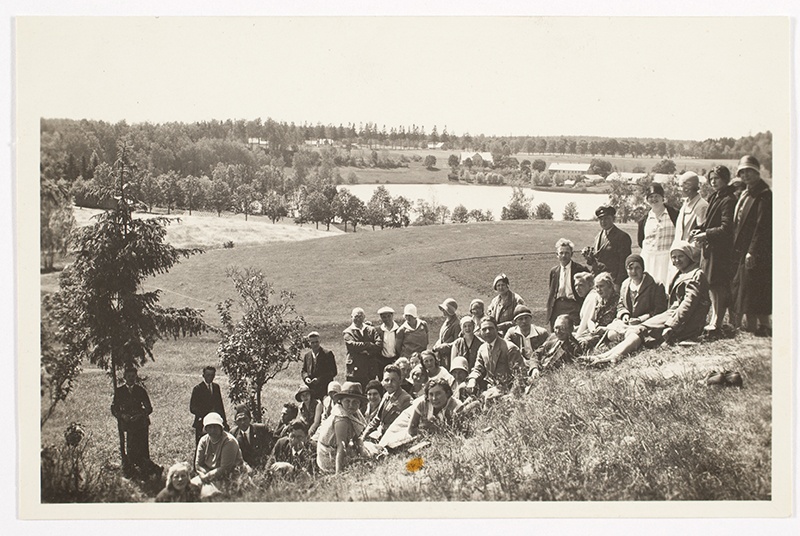 Seltskond Rõuges kiriku juures nõlvakul, umbes 1920. aasta.