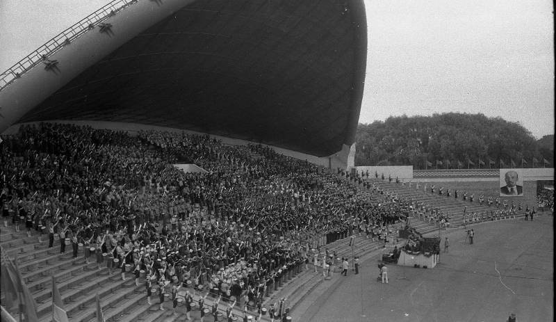 Negatiiv. XX üldlaulupidu Tallinnas 1985. A. Nilsoni kogu. Üldvaade Tallinna laululavale.