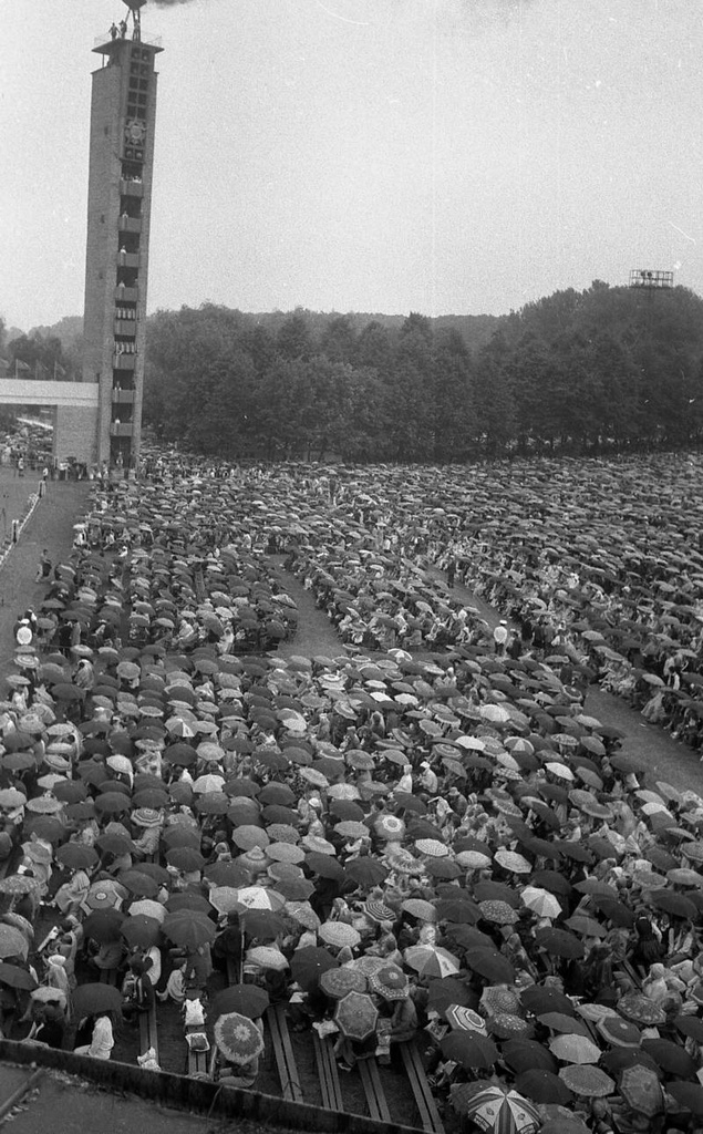Negatiiv. XX üldlaulupidu Tallinnas 1985. A. Nilsoni kogu. Üldvaade Tallinna laululavale.