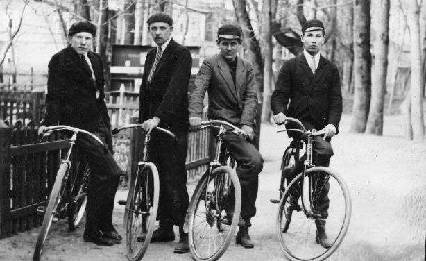 Noormehed jalgratastega. Tallinn, Kadrioru park, 1928.