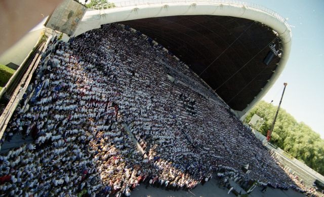 Fotonegatiiv. XIII üldlaulupidu ja XVI üldtantsupidu 2.- 4. juulil 1999 Tallinnas.  Vaade lauljatele kaare all.
