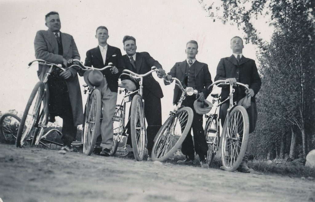 Foto. Grupp jalgrattureid 1938.a. paiku