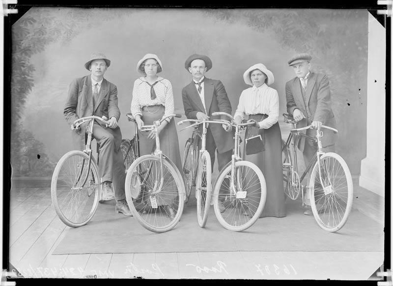 fotonegatiiv, 2 naist, 3 meest, jalgrattad , 1914, foto J. Riet