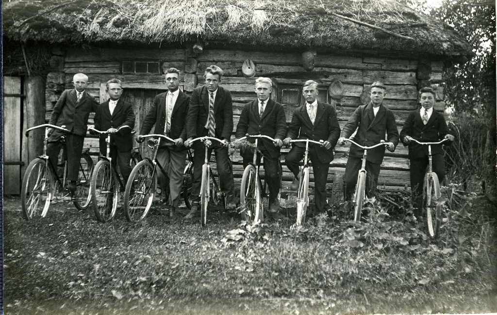 Grupp noormehi jalgratasega