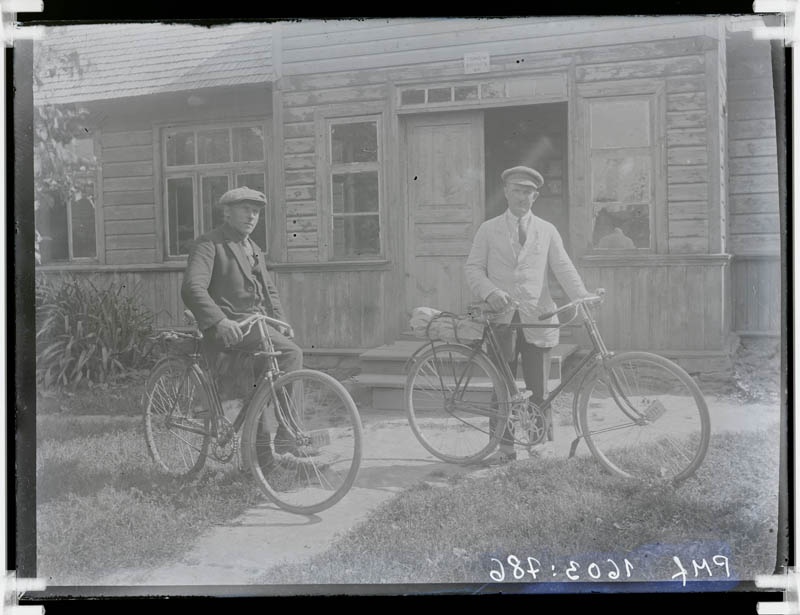 klaasnegatiiv,  kaks meest jalgratastega, Lõõla 1930-ndad a.