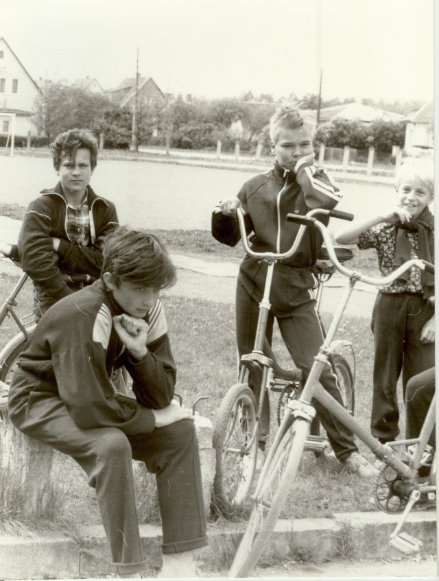 foto jalgratastega Paide 3.Keskkooli spordipäev 1989