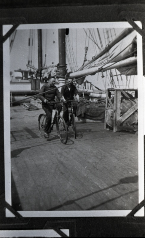 4-mastiline barkantiin "Tormilind" Taani väinades: madrused Lukk ja Metsis sõidavad laevatekil jalgratastega