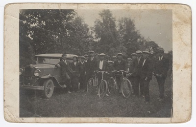 Seltskond noormehi sõiduauto ja jalgratastega looduses  duplicate photo