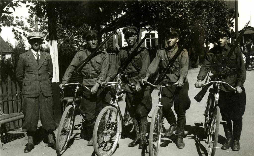 EV sõjaväemundrites mehed jalgratastel