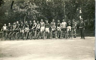 Spordiseltsi Kalev jalgratturid  duplicate photo
