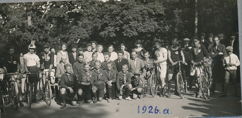 Rakvere Tammikus toimunud jalgrattasõidu võistlustest osavõtjad, kohtunikud ja publik