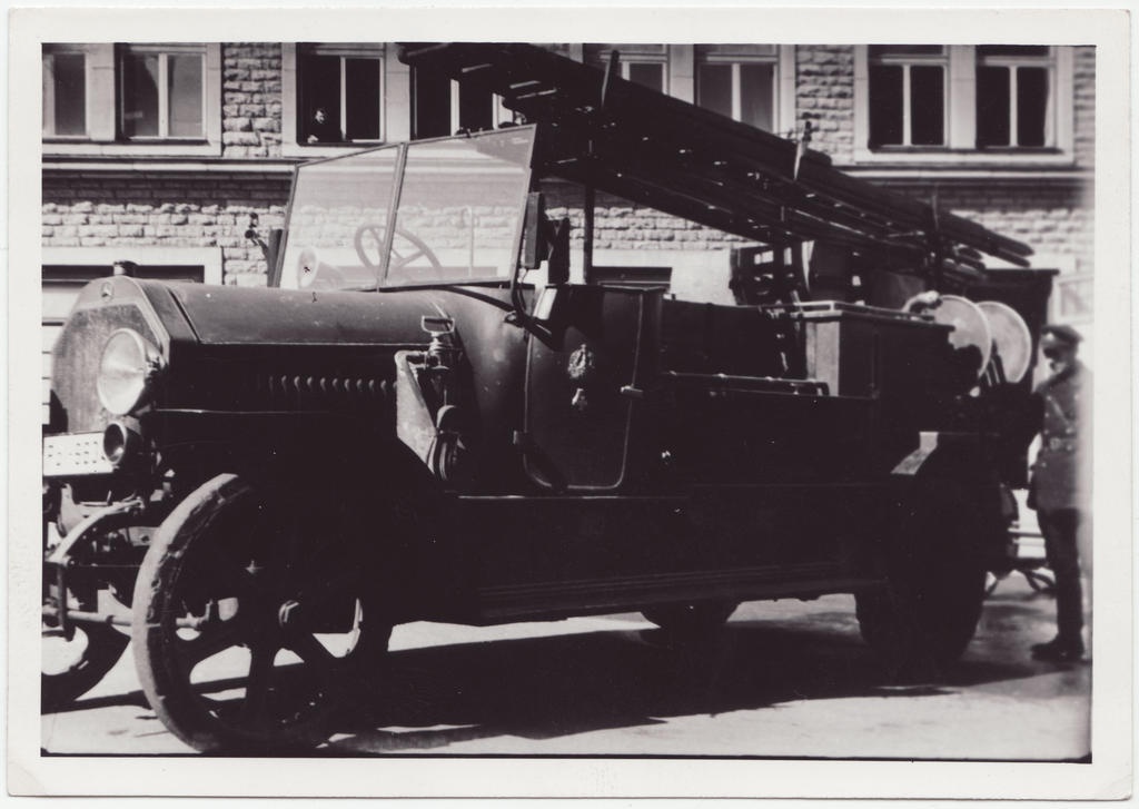Tuletõrjeauto Magirus tuletõrjehoone hoovil