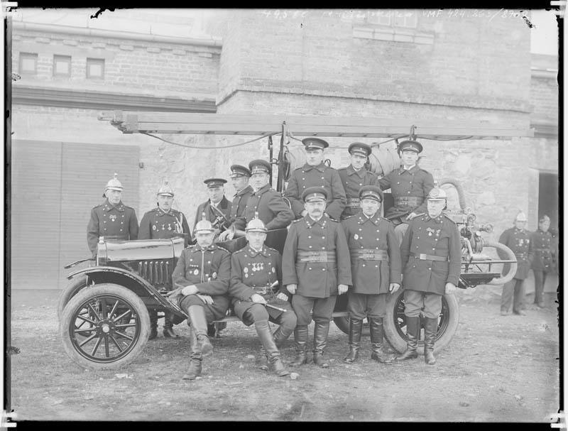 fotonegatiiv, Viljandi, tuletõrjeauto, grupp, 1927 foto J. Riet