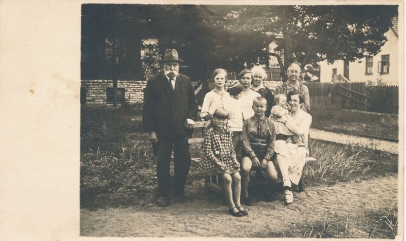 Foto. Grupifoto - seltskond pargipingil. 1930nd. Mustvalge.