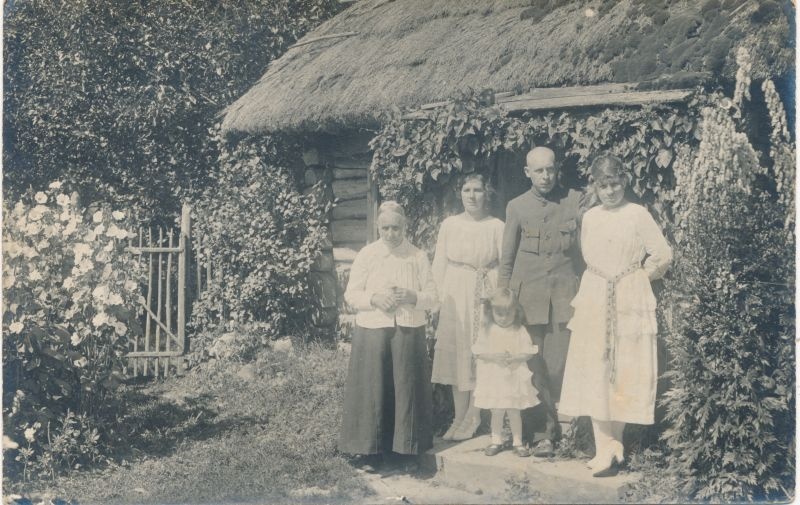 Foto. Perekond maja ees. 1920nd. Mustvalge.