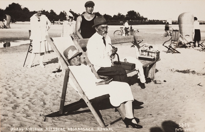 August Kitzberg koos abikaasaga Pärnu rannas