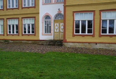Rakvere I Algkooli pioneerimalev koolimaja ees rephoto