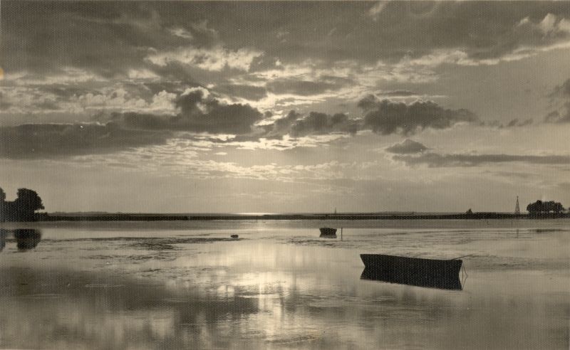 Foto. Suveõhtune vaade Vaikselt Kaldalt üle Väikse-Viigi Eeslahele. 1930nd. Linnavalitsuse album.