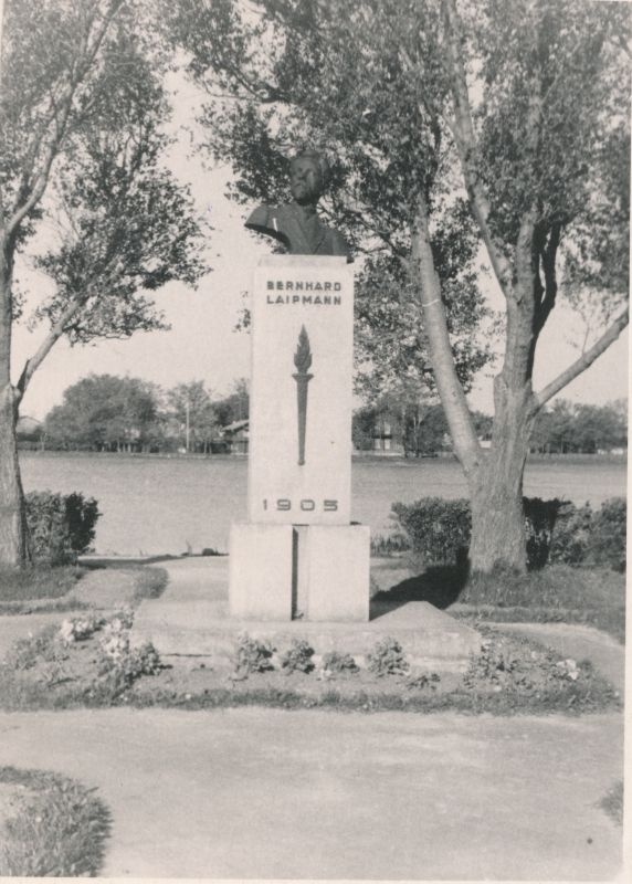 Foto. Bernhard Laipmanni ausammas Haapsalus Viigi ääres. 1963. Fotogr. R. Kalk.