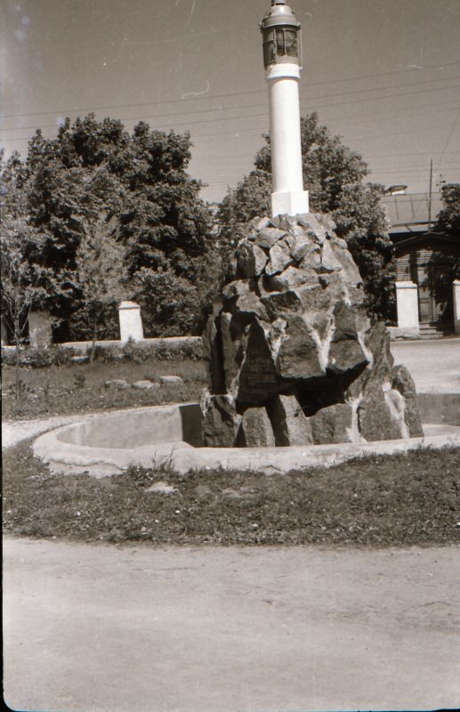 Negatiiv. Meremeeste mälestussammas Väikese-Viigi kaldal Haapsalus.
Kopeerija: M. Arro, 1967.