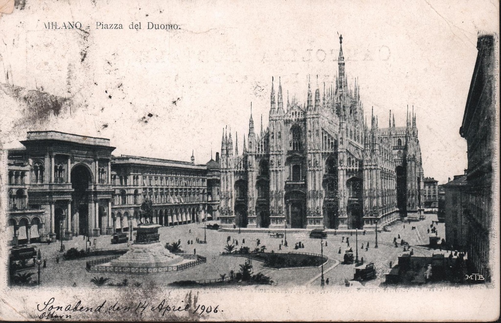 Mustvalge fotopostkaart vaatega Milano toomkiriku platsile.