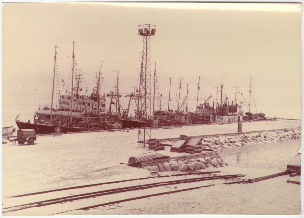 Kalalaevad Nasva sadamas. Esiplaanil slipp laevade kaldale tõstmiseks.