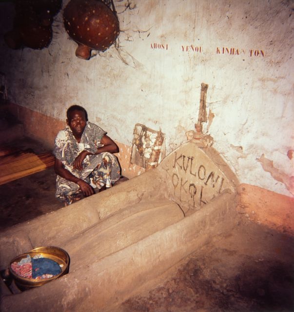 A man next to the queen's funeral monument in Porto Novo; interior picture