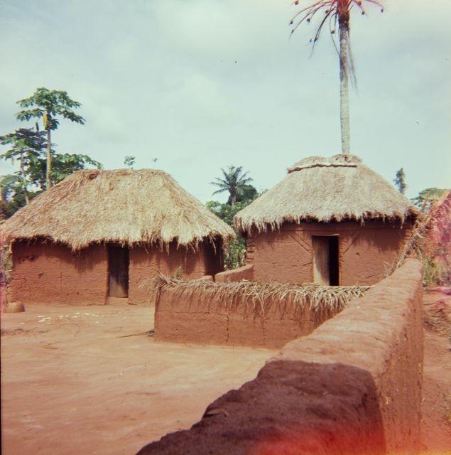Olki-covered houses in the village; overview
