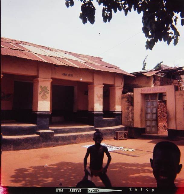 Children and Gbè Loko house; facade