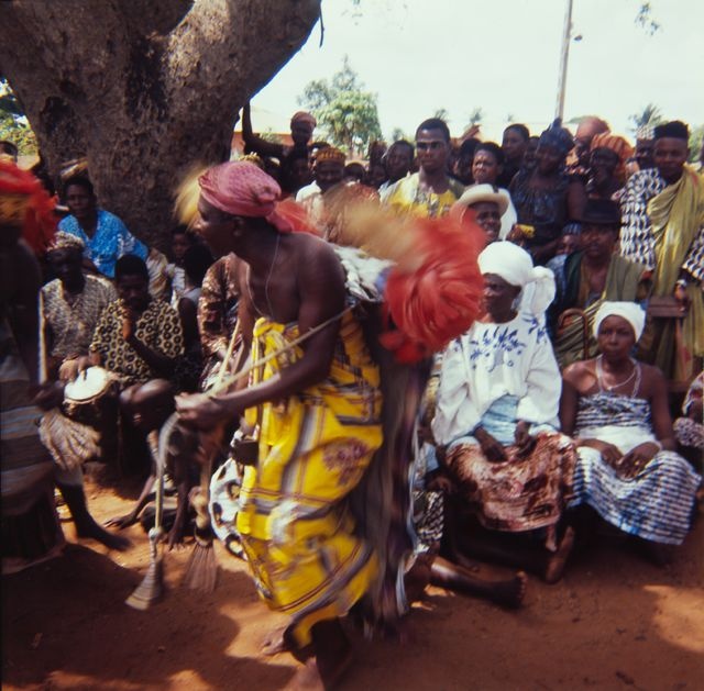 Avossê noviisi dancing; situation picture
