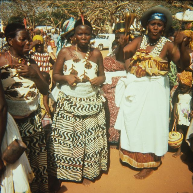 Three hèviosso-si papers, the highest of which are distinguished by their accessories; a personal image