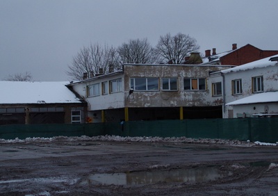 Tartu Autobussi- ja Taksopark (Tiigi 67). Väravavalve hoone, vasakul garaažid. Tartu, 1960. rephoto