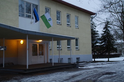Noorpaari auto ja pulmalised Tartu Perekonnaseisuameti maja ees rephoto