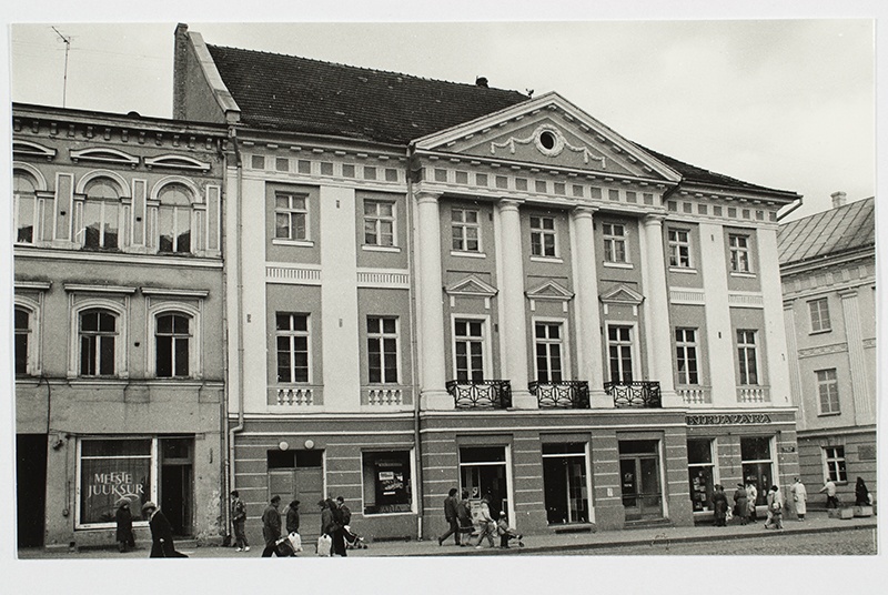 Tartu, Raekoja plats 16. Film "Varia". Bookstore "Kirjavara".