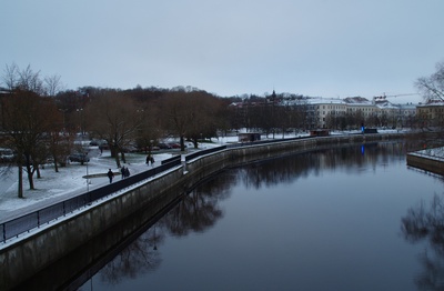 Kesklinn. Emajõgi ning Emajõe paremkalda hoonestik ja haljasala. Tartu, 1960-1965. Foto E. Selleke. rephoto