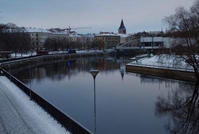Emajõe kaldad. Vaade Võidu sillalt kesklinna suunas. Taga kaarsild,  paremal ööklubi Atlantis. Tartu, 1998. Foto Aldo Luud. rephoto