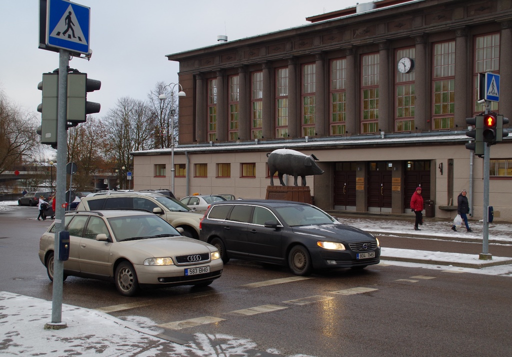 Tartu tuletõrje lendsalk manöövril veejugadega turuhoone juures rephoto