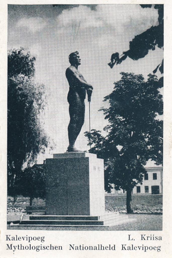 Tartu linnavaade. Kalevipoja monument Emajõe ääres. 1941.a.