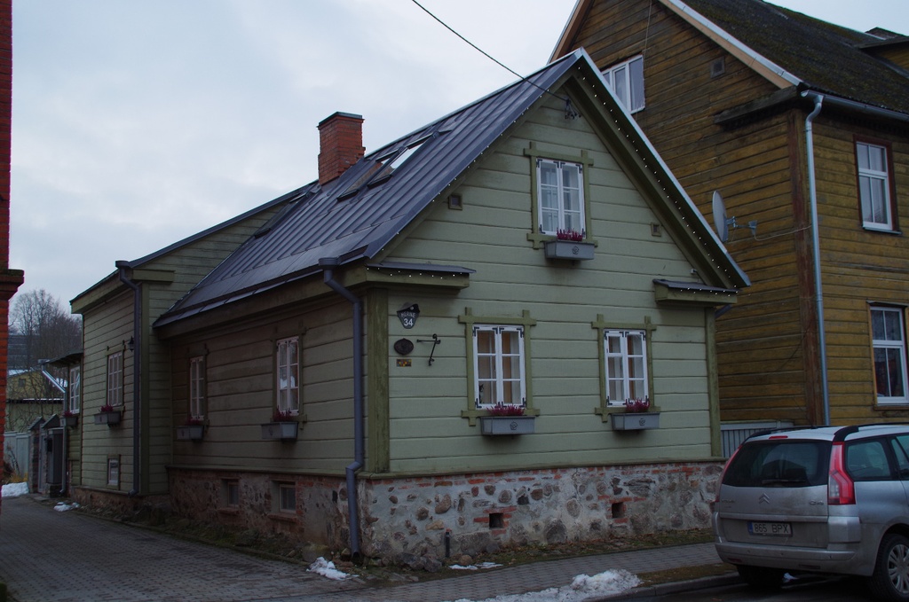 Tartu, Herne 34. The former luxury house is built on a side towards the street. rephoto