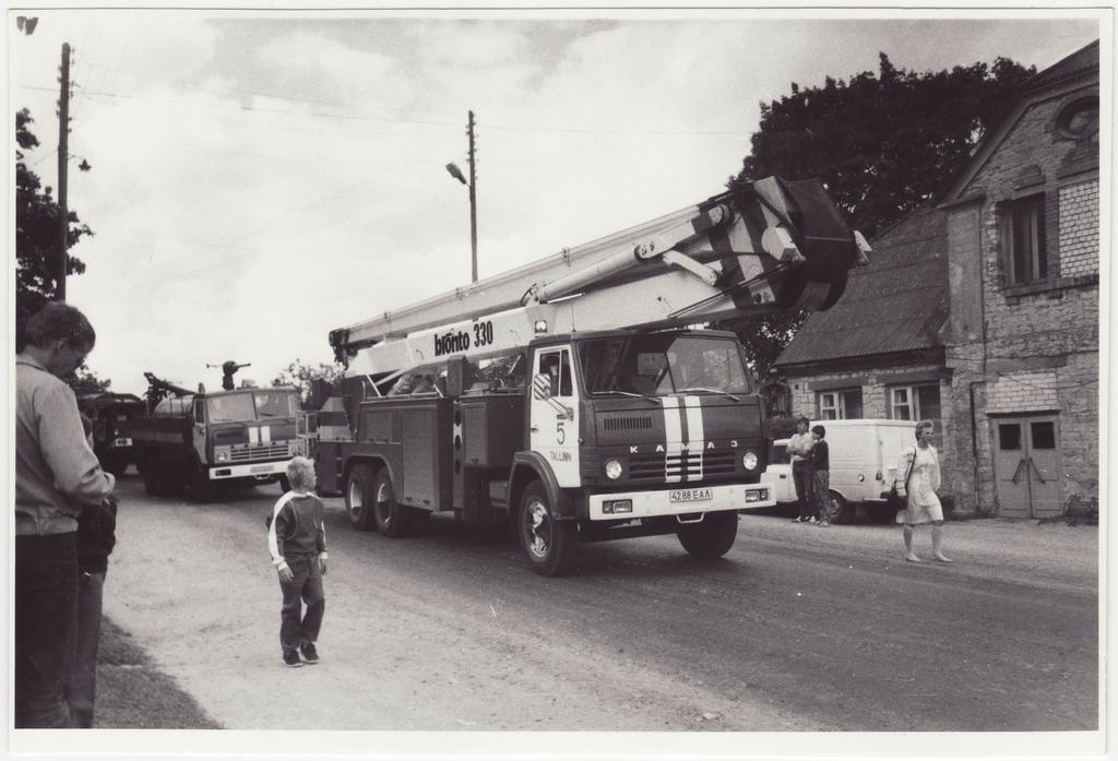 Eesti vabatahtliku tuletõrje 200. aastapäeva tähistamine: liigendtõstuk "Bronto" rongkäigus, 1988.a.