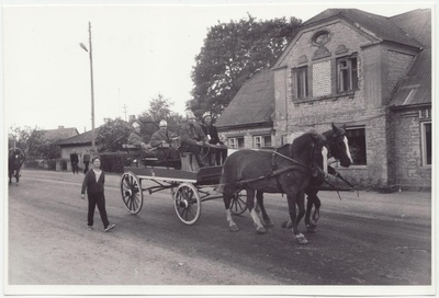 Eesti vabatahtliku tuletõrje 200. aastapäeva tähistamine: endisaegne tuletõrjevanker, 1988.a.  similar photo