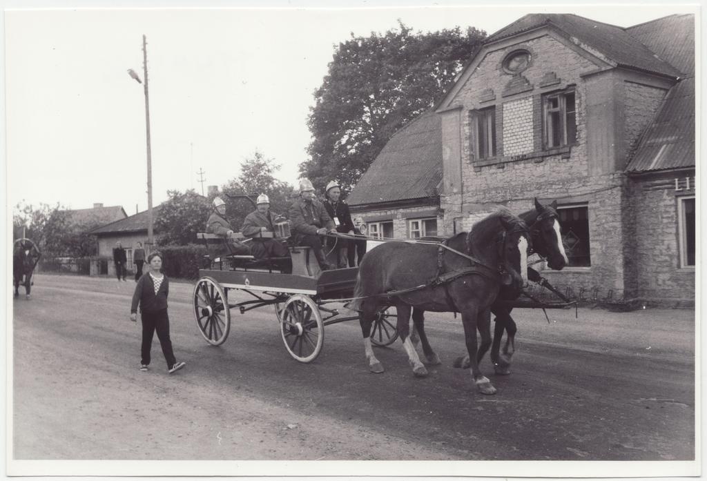 Eesti vabatahtliku tuletõrje 200. aastapäeva tähistamine: endisaegne tuletõrjevanker, 1988.a.