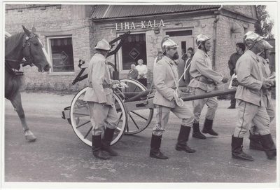 Eesti vabatahtliku tuletõrje 200. aastapäeva tähistamine: neljamehe käsipritsirakend paraadil, 1988.a.  similar photo