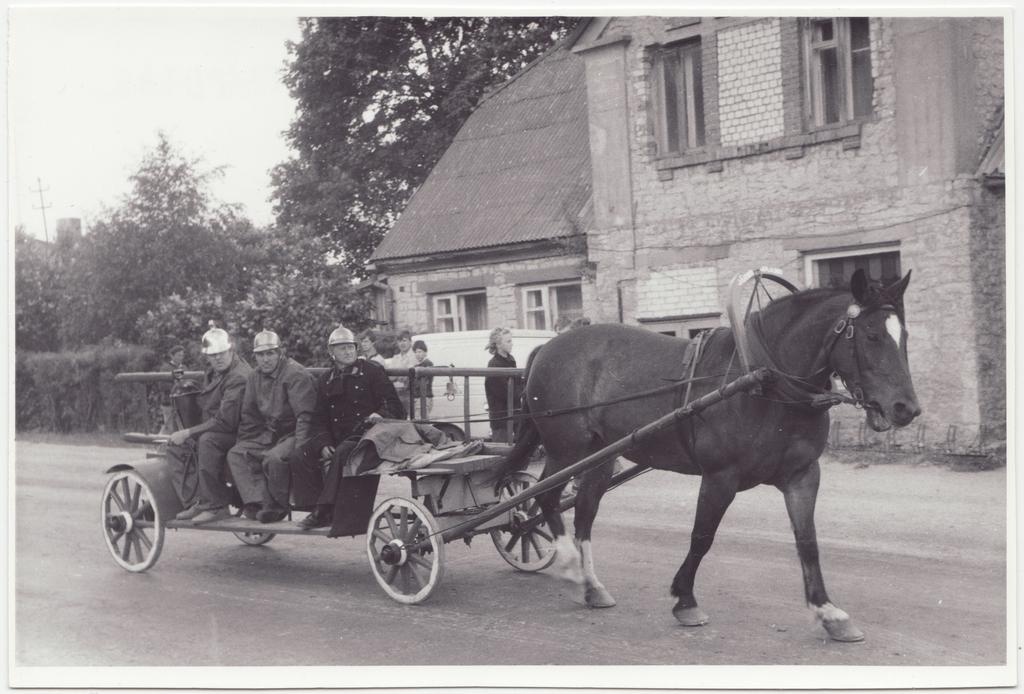 Eesti vabatahtliku tuletõrje 200. aastapäeva tähistamine: hobuveok tuletõrjevahenditega, 1988.a.
