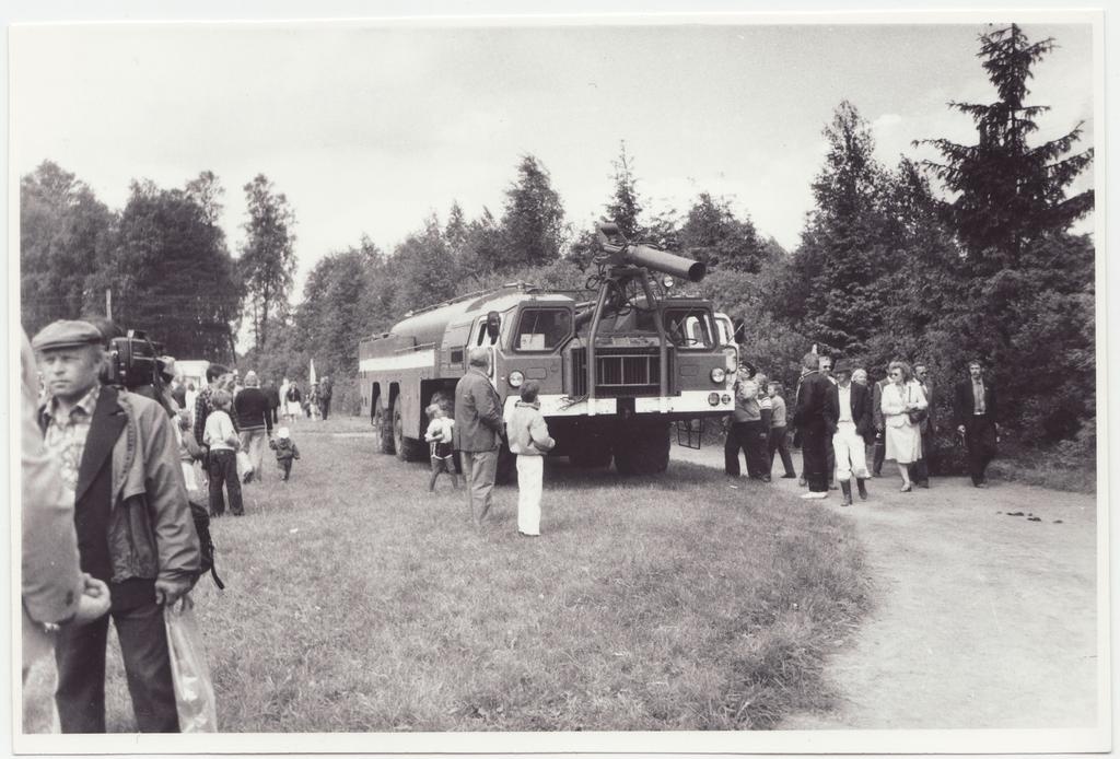 Eesti vabatahtliku tuletõrje 200. aastapäeva tähistamine: külastajad lennujaama tuletõrjeautot uudistamas, 1988.a.